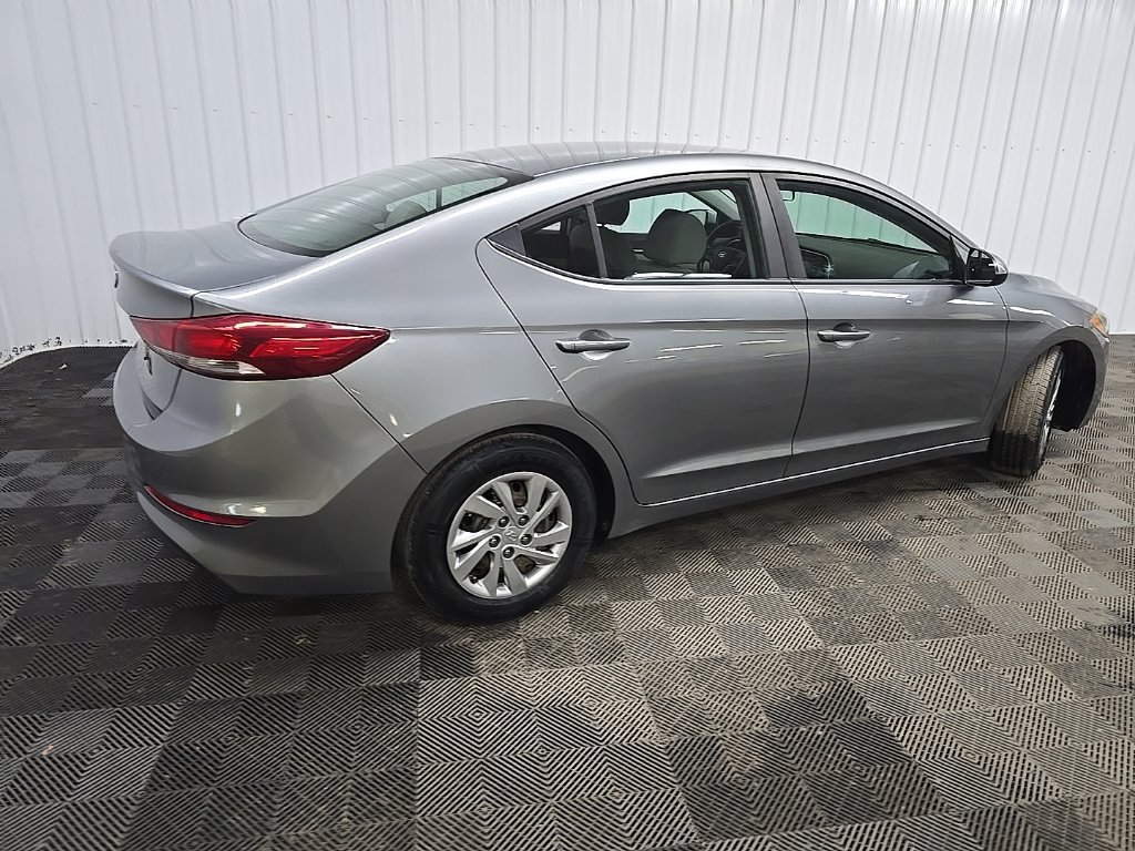 Used 2018 Hyundai Elantra SE FWD image 3