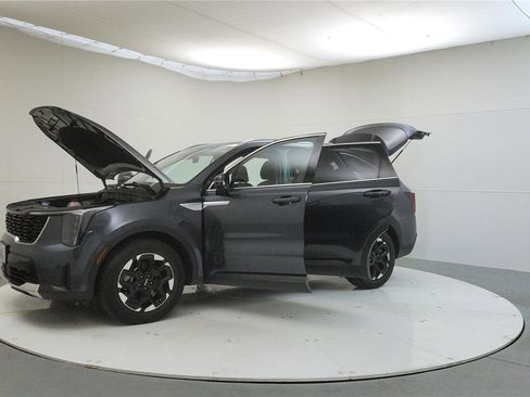 Used 2024 Kia Sorento S image 10