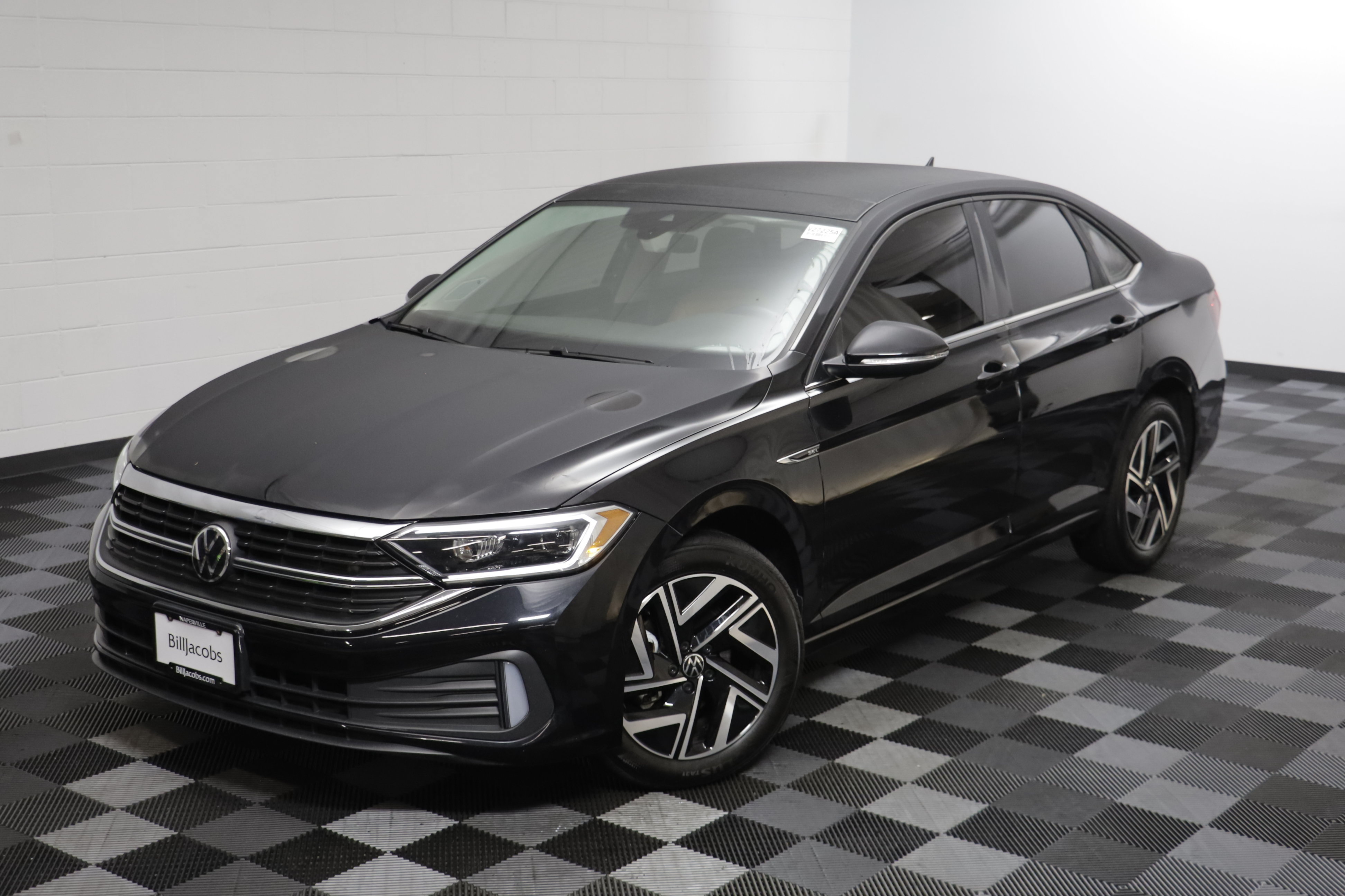 Used 2023 Volkswagen Jetta SEL FWD image 2