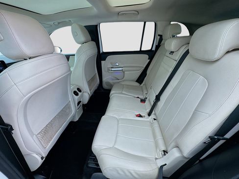 Used 2020 Mercedes-Benz GLB 250 4MATIC w/ Premium Package image 16