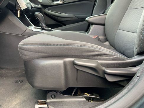 Used 2017 Chevrolet Cruze LT FWD image 19
