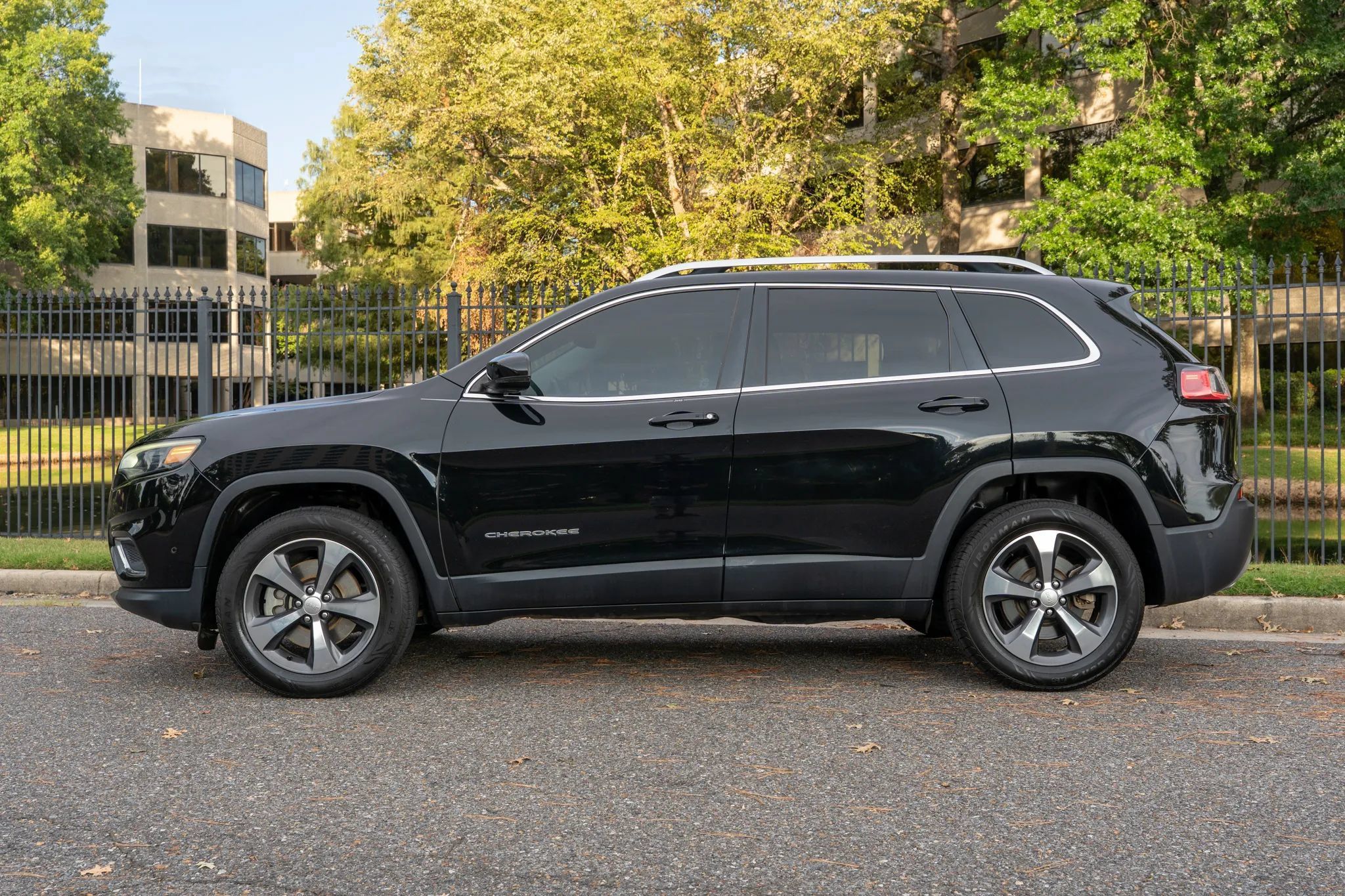 Used 2019 Jeep Cherokee Limited w/ Technology Group AWD/4WD image 9