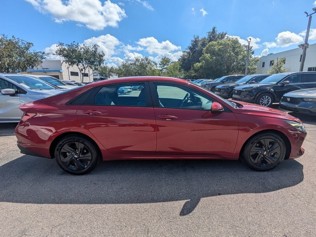 Used 2023 Hyundai Elantra SEL w/ Cargo Package FWD image 3