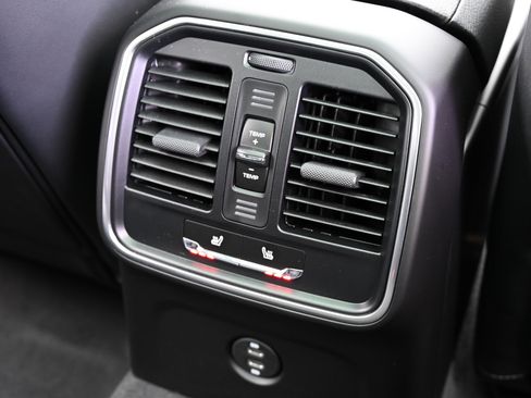 Used 2025 Porsche Macan image 24