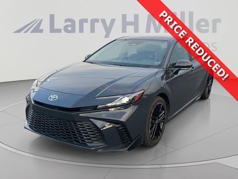 Used 2025 Toyota Camry SE FWD image 1