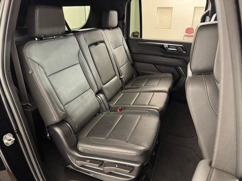 Used 2025 Chevrolet Suburban Z71 image 39