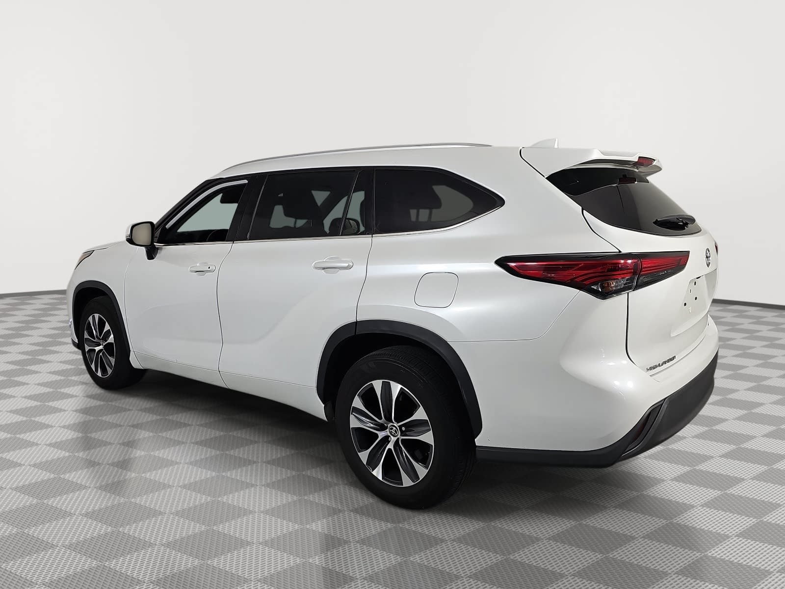 Used 2022 Toyota Highlander XLE FWD image 6
