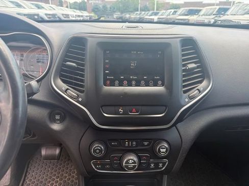 Used 2019 Jeep Cherokee Latitude Plus w/ Comfort/Convenience Group AWD/4WD image 18