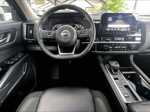 Certified 2025 Nissan Pathfinder SL image 6