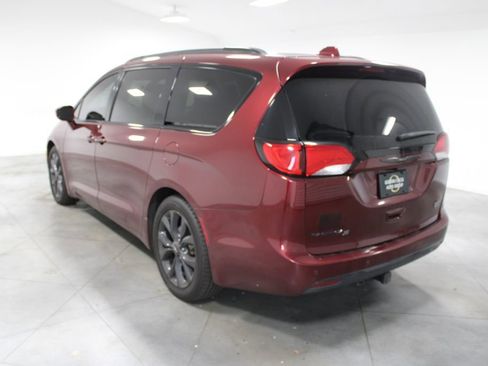 Used 2018 Chrysler Pacifica Touring-L w/ Premium Audio Group FWD image 8
