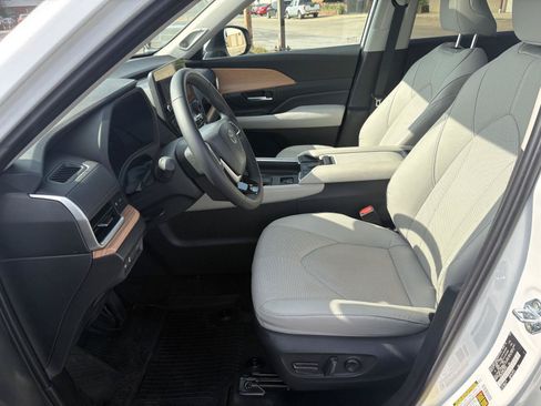 Used 2025 Toyota Grand Highlander FWD image 4