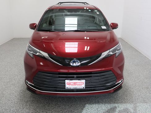 Used 2025 Toyota Sienna Platinum AWD/4WD image 3