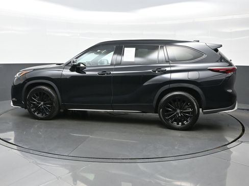 Used 2024 Toyota Highlander XSE AWD/4WD image 3