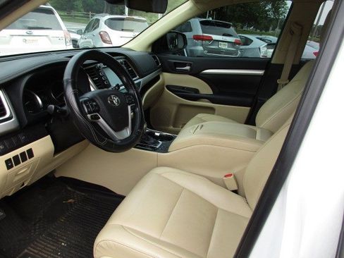 Used 2019 Toyota Highlander XLE AWD/4WD image 18