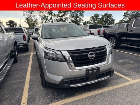 Used 2025 Nissan Pathfinder SL FWD image 6