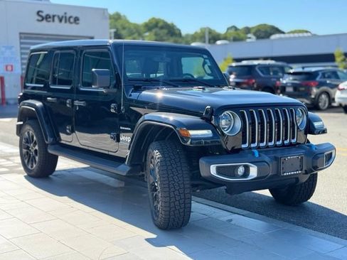 Used 2023 Jeep Wrangler Unlimited Sahara w/ Cold Weather Group AWD/4WD image 8