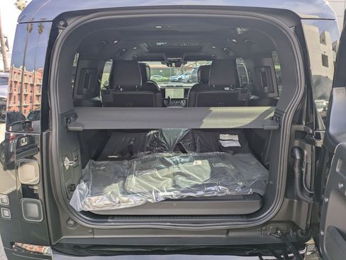 New 2026 Land Rover Defender 130 X-Dynamic SE image 28