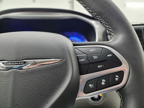 Used 2024 Chrysler Pacifica Touring-L image 15