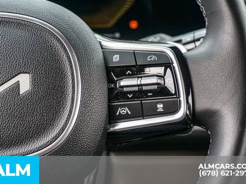 Used 2025 Kia Carnival EX image 32