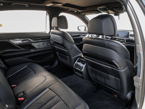 Used 2020 BMW 750i xDrive w/ Executive Package image 33