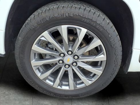 Used 2023 Chevrolet Traverse Premier FWD image 9