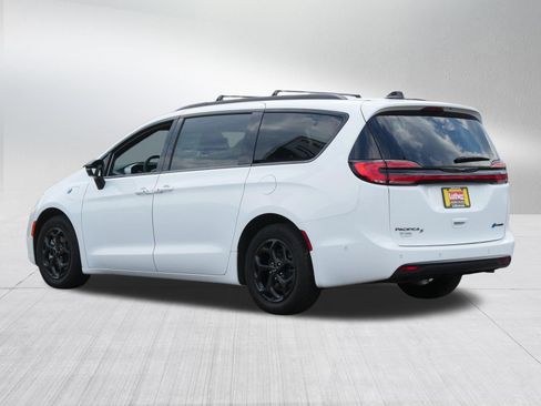 Used 2024 Chrysler Pacifica Premium FWD image 5