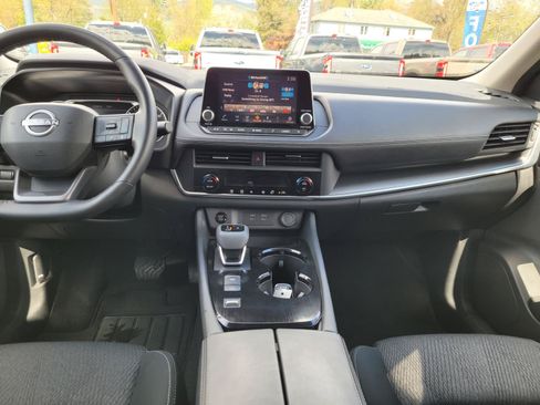 Used 2025 Nissan Rogue SV FWD image 15