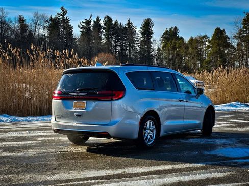 Certified 2022 Chrysler Pacifica Touring-L image 3