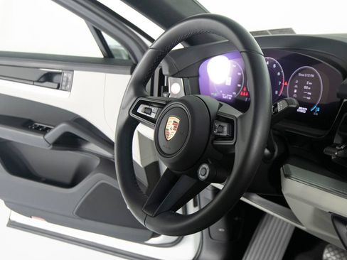 Certified 2026 Porsche Cayenne E-Hybrid Coupe AWD/4WD image 34