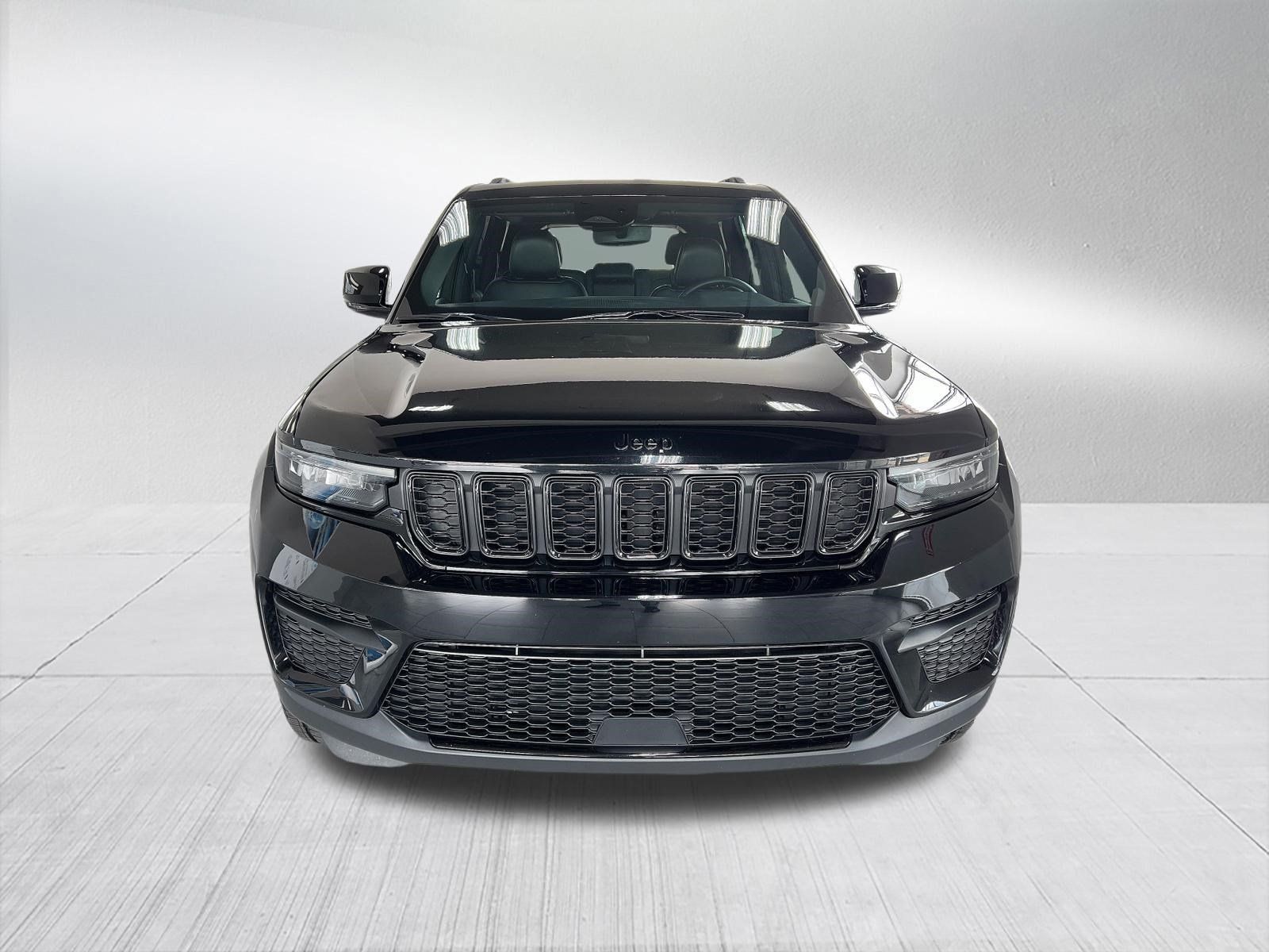 Used 2023 Jeep Grand Cherokee Altitude AWD/4WD image 2