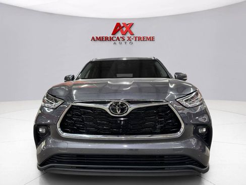 Used 2023 Toyota Highlander Limited FWD image 2