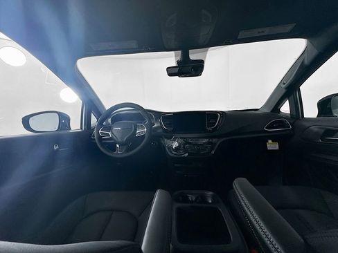 New 2026 Chrysler Voyager LX image 9