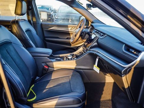 New 2025 Jeep Grand Cherokee Altitude image 45