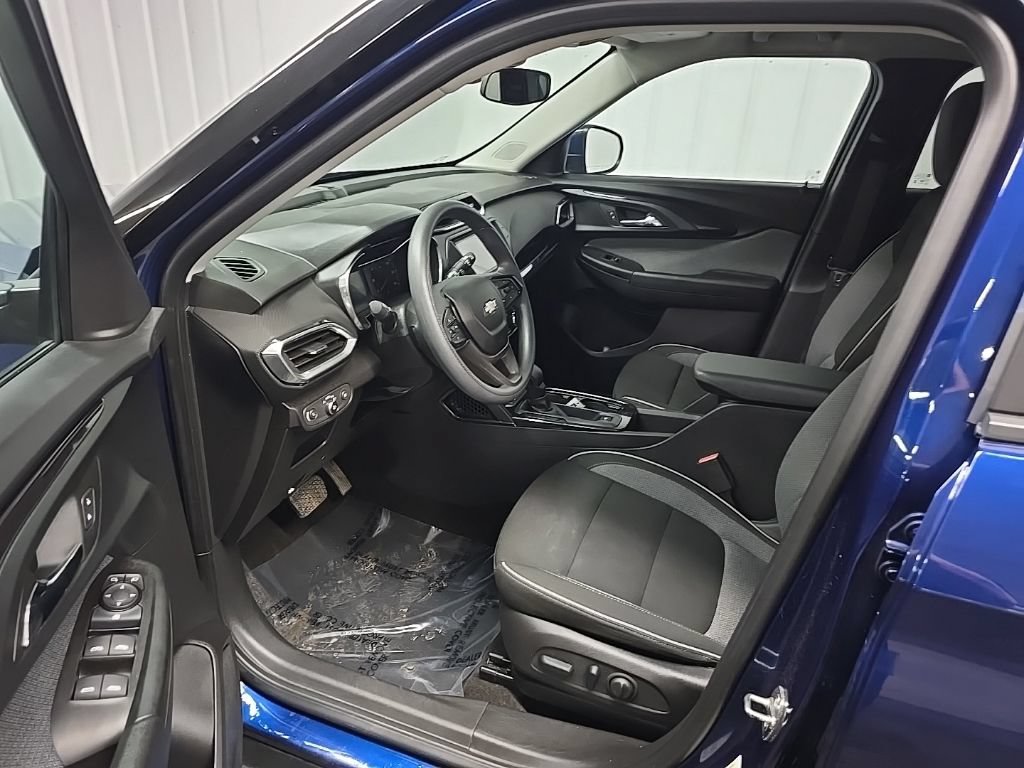 Used 2023 Chevrolet TrailBlazer LT AWD/4WD image 28