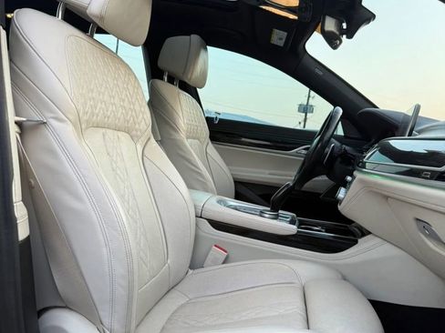 Used 2022 BMW 740i w/ Luxury Rear Seating Package RWD image 12