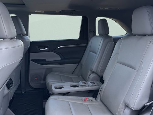 Used 2014 Toyota Highlander Limited w/ Driver Technology Package AWD/4WD image 29