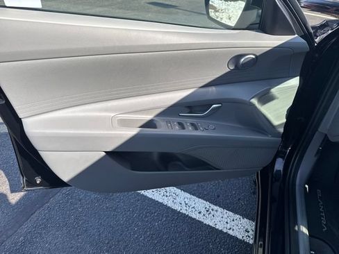 Used 2025 Hyundai Elantra SE FWD image 12