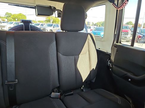 Used 2014 Jeep Wrangler Unlimited Sahara w/ Connectivity Group AWD/4WD image 15