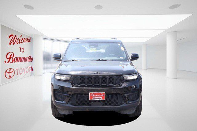 Used 2024 Jeep Grand Cherokee Altitude AWD/4WD image 3