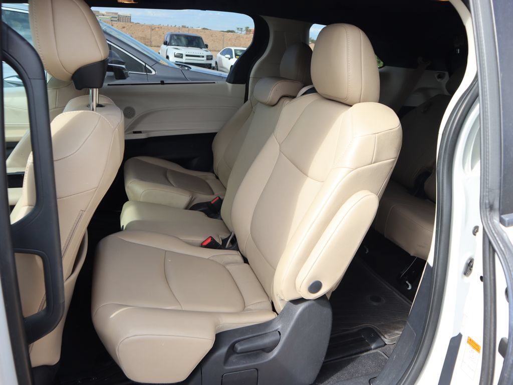 Used 2021 Toyota Sienna XLE FWD image 10