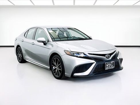 Used 2022 Toyota Camry SE FWD image 3