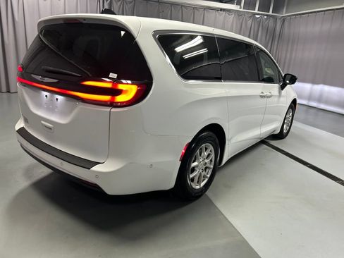Used 2024 Chrysler Pacifica Touring-L w/ Uconnect Theater Family Group FWD image 7