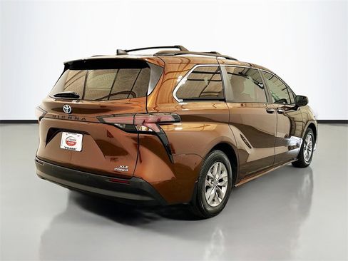 Used 2023 Toyota Sienna XLE image 4