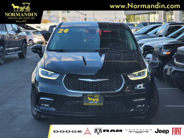 Used 2024 Chrysler Pacifica Limited FWD image 2