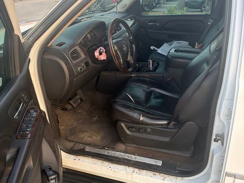 Used 2010 GMC Yukon Denali RWD image 2