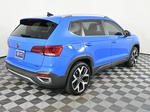 Certified 2022 Volkswagen Taos SEL w/ Panoramic Sunroof Package image 11