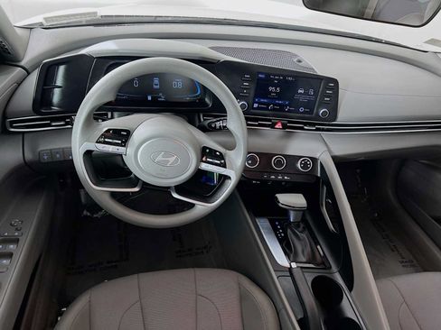 Certified 2025 Hyundai Elantra SE FWD image 22