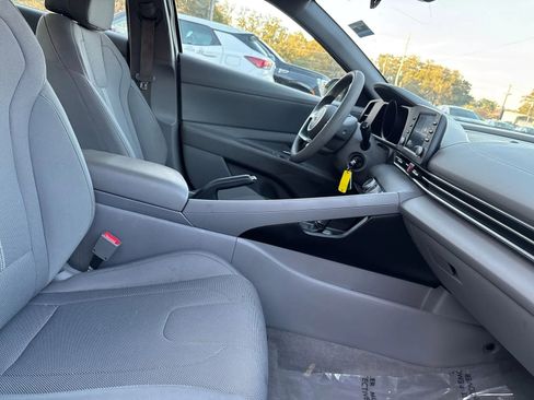 Used 2022 Hyundai Elantra SE w/ Preferred Accessory Package FWD image 12