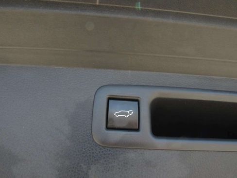 Used 2023 Toyota Highlander LE FWD image 13