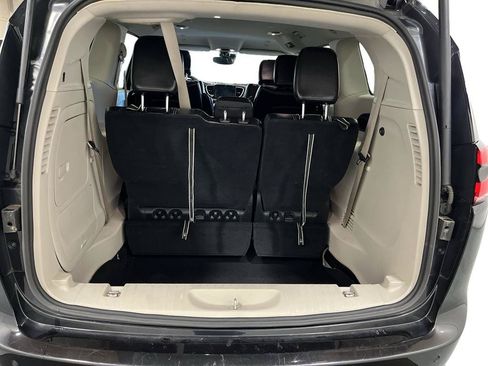 Used 2023 Chrysler Pacifica Touring-L FWD image 9